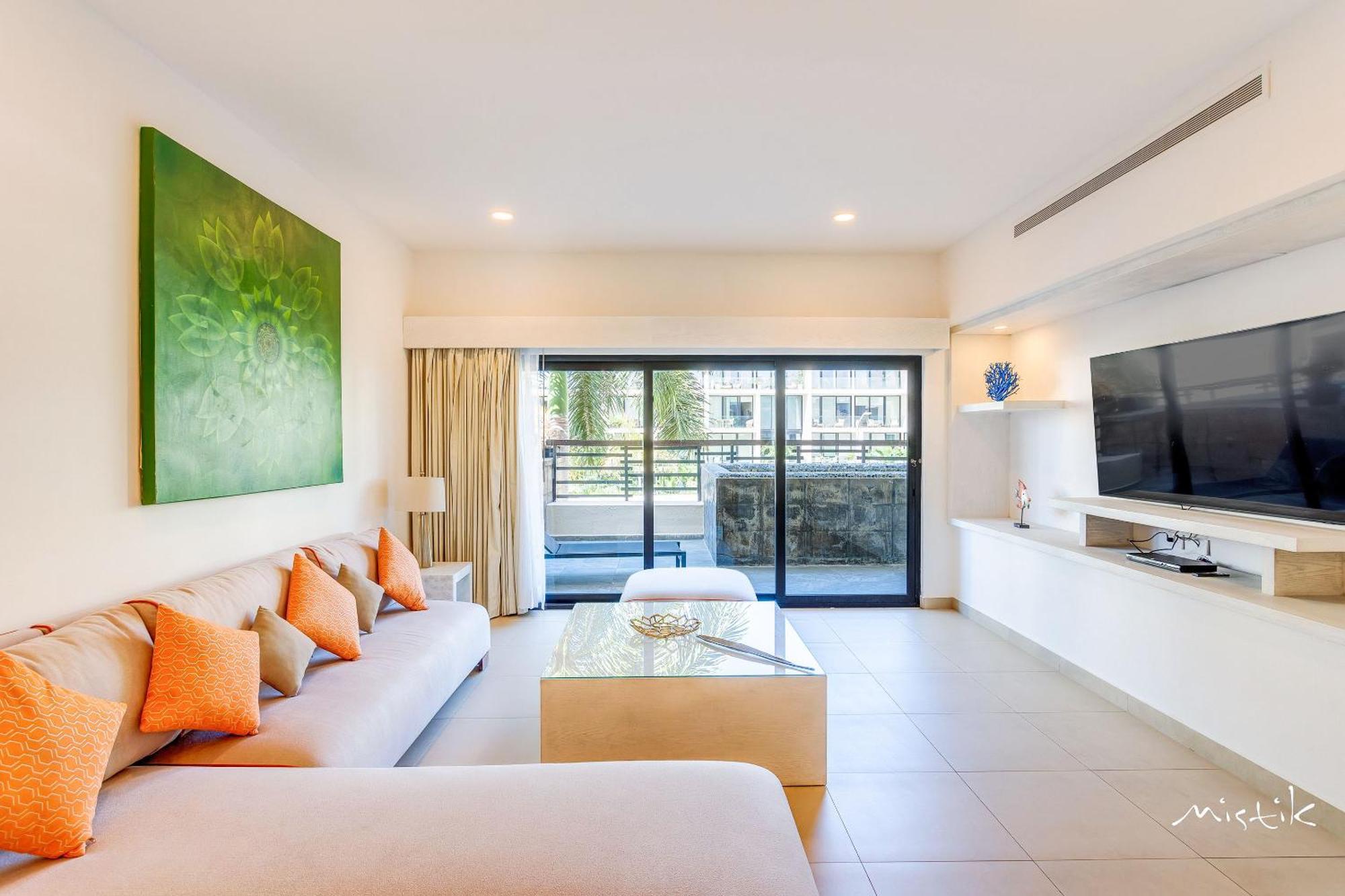 Aldea Thai L Resort-style Pool & Gym