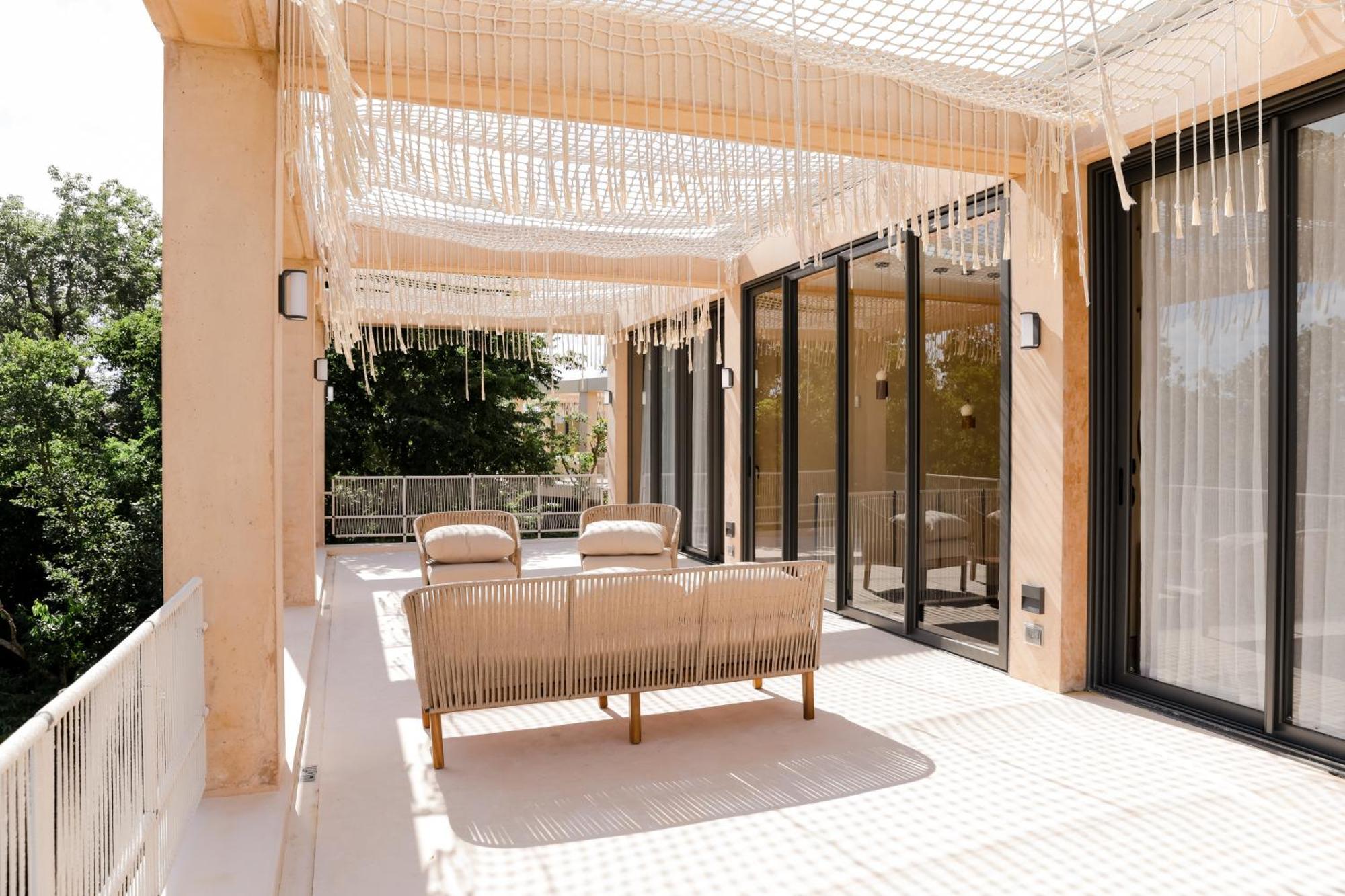 The Palm Luxury Corasol By Lumina