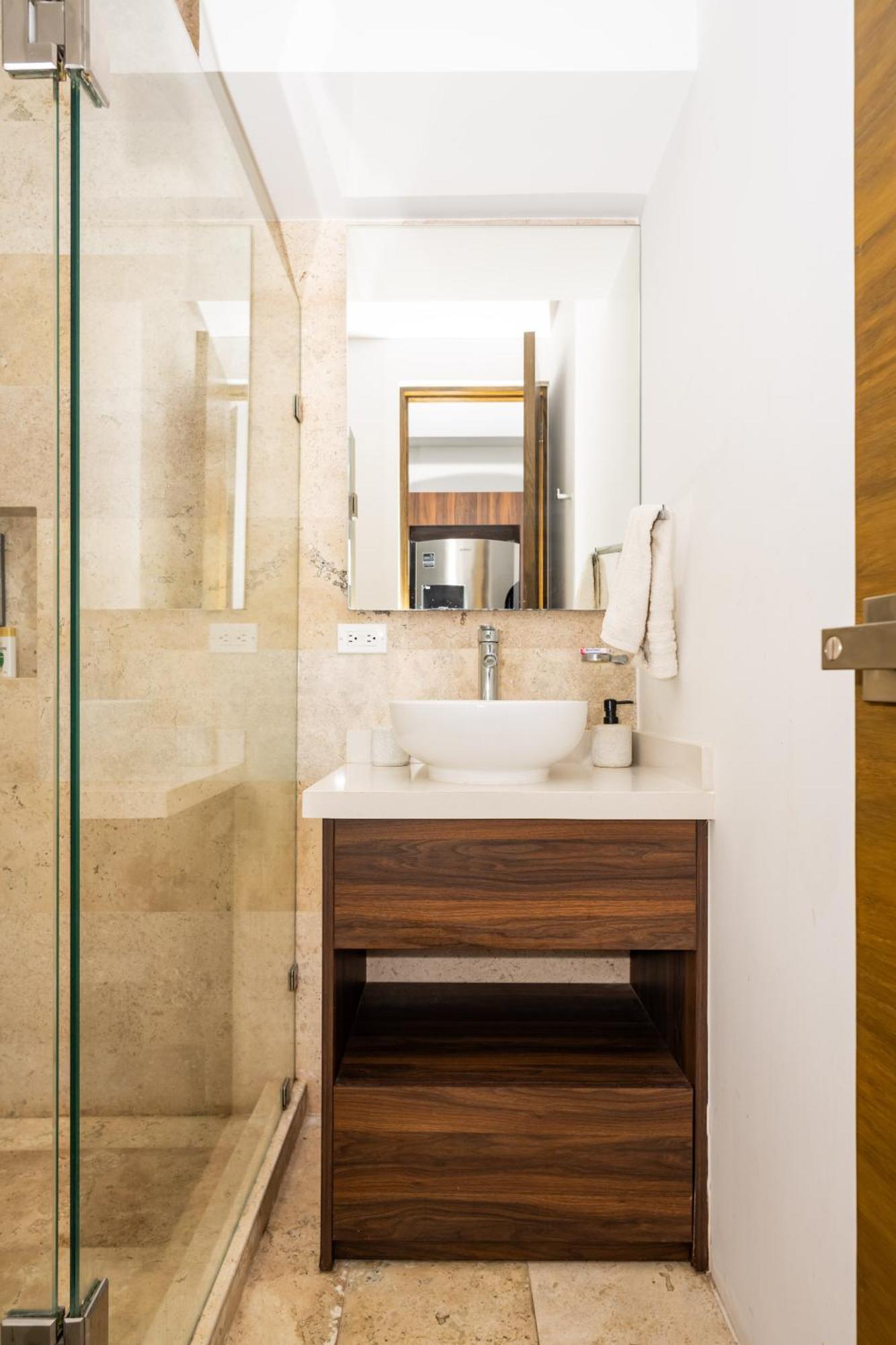 Walk Distance To Wallmart And 5ta Avenue Playa del Carmen