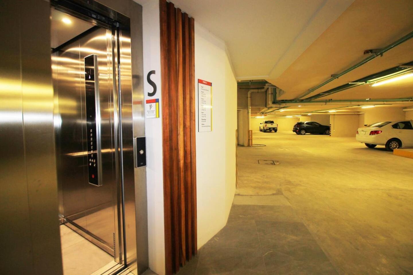 Downtown Stylish 2br With Large Terrace Pool Gym And Bar Apartment *