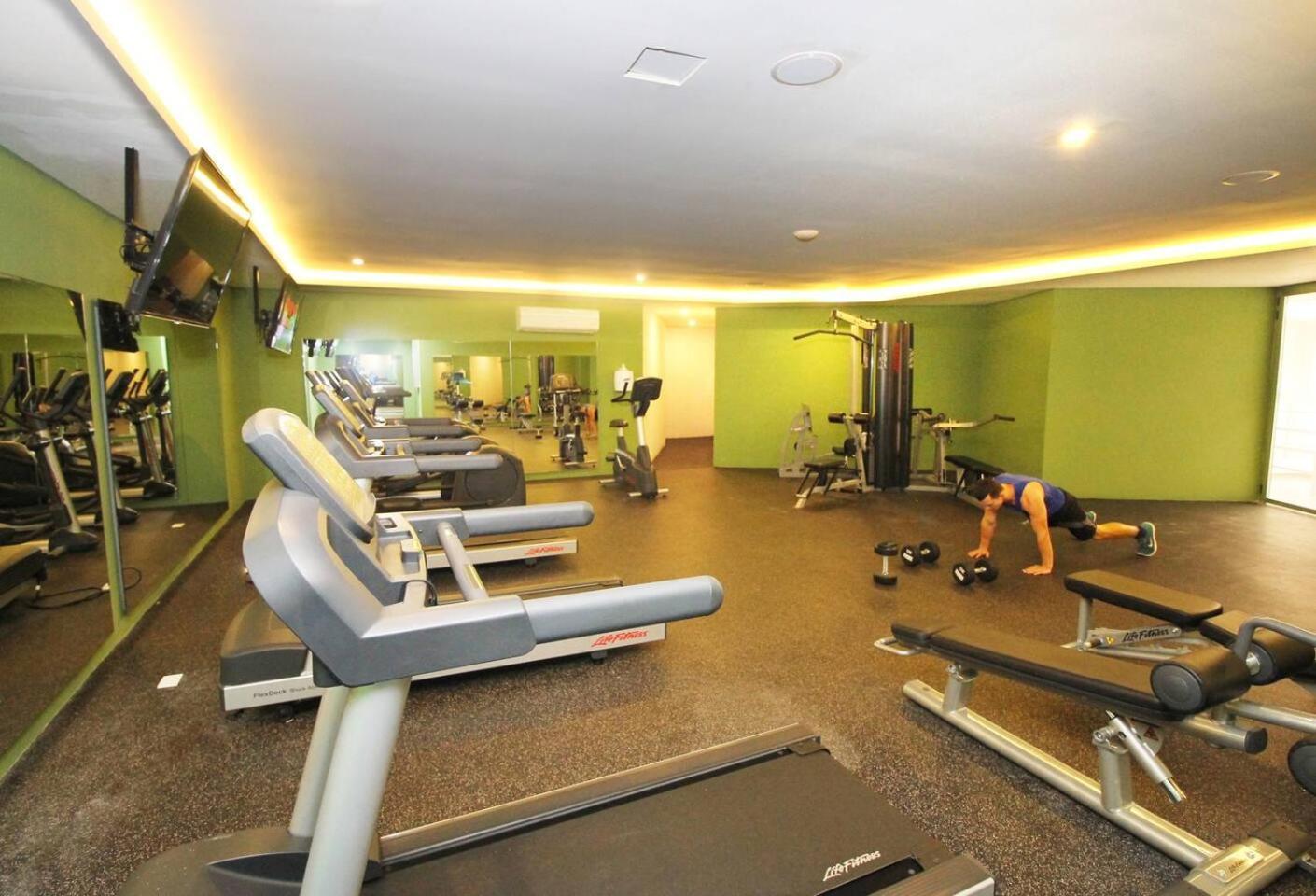 Downtown Stylish 2br With Large Terrace Pool Gym And Bar Apartment *