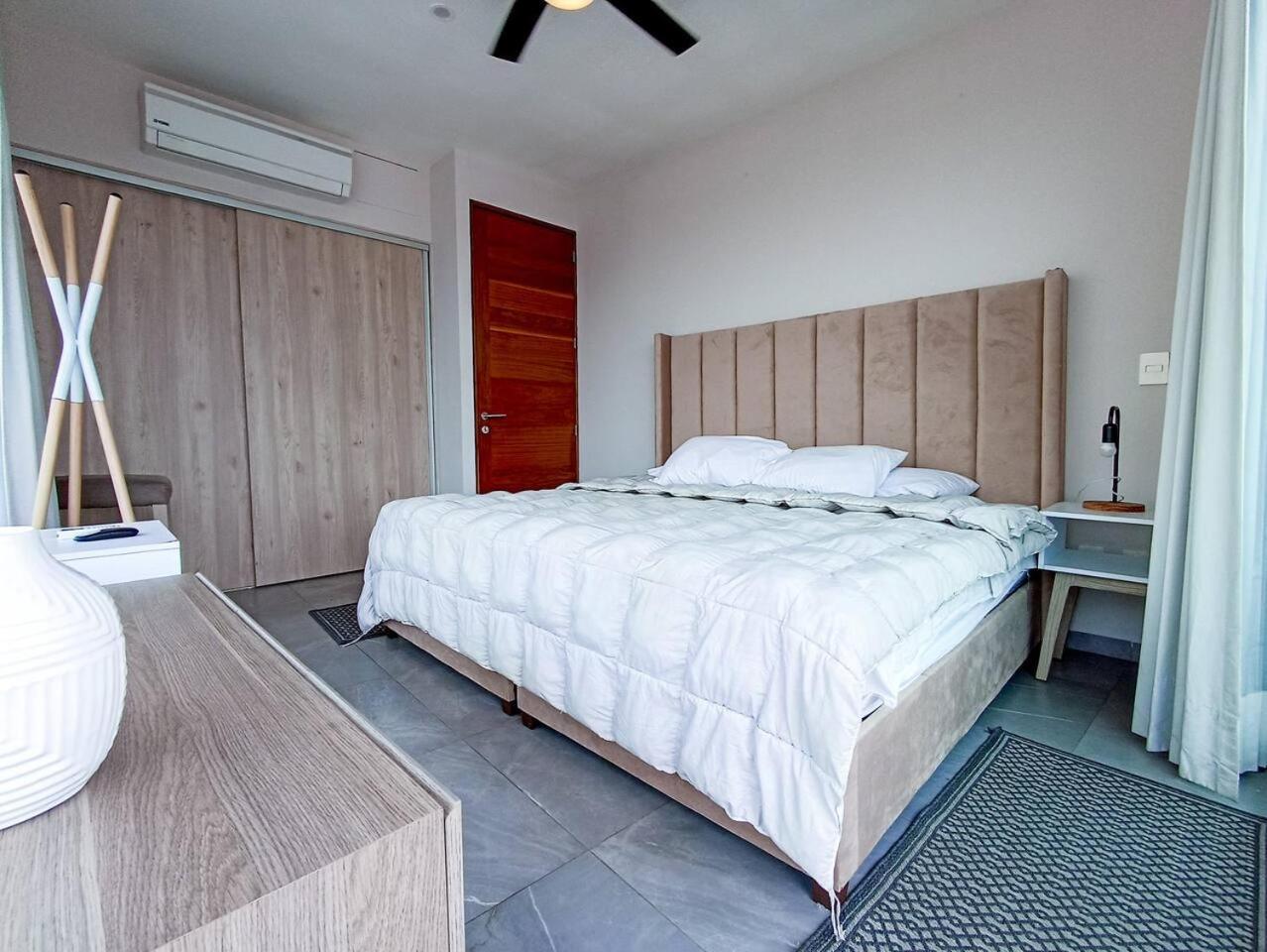 Downtown Stylish 2br With Large Terrace Pool Gym And Bar Apartment *