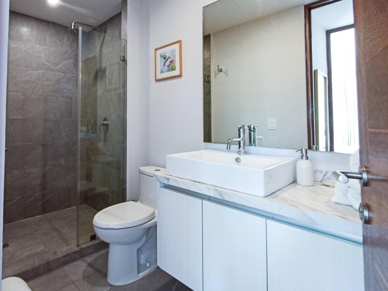 Downtown Stylish 2br With Large Terrace Pool Gym And Bar Apartment *