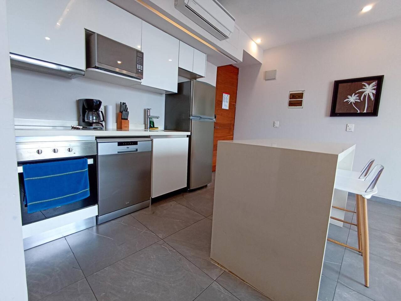 Downtown Stylish 2br With Large Terrace Pool Gym And Bar Apartment *
