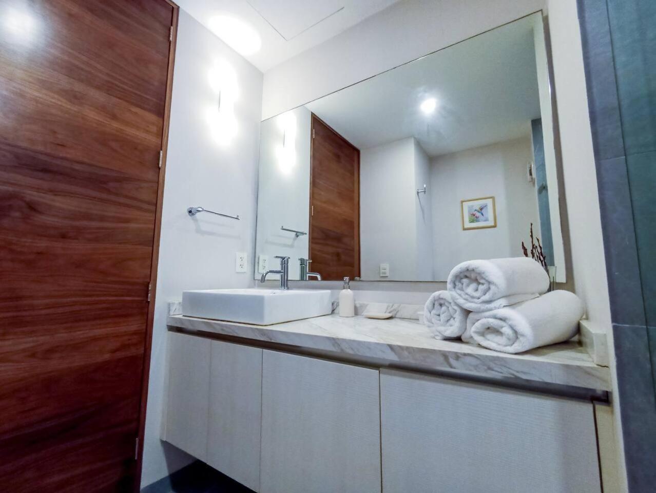 Downtown Stylish 2br With Large Terrace Pool Gym And Bar Apartment *