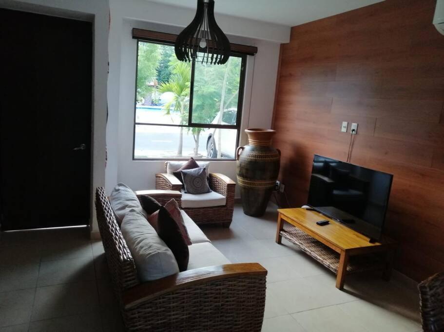 Great Cheerful 2 Bedroom House With Pool And Holiday home *