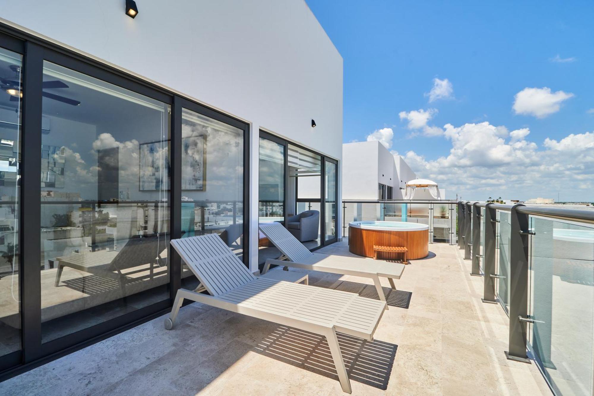 Luxury 2-story With Jacuzzi *
