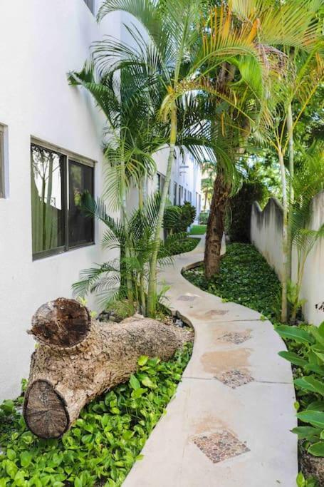Lovely 2 Bdrm In Gated Community & Pool View Apartment *