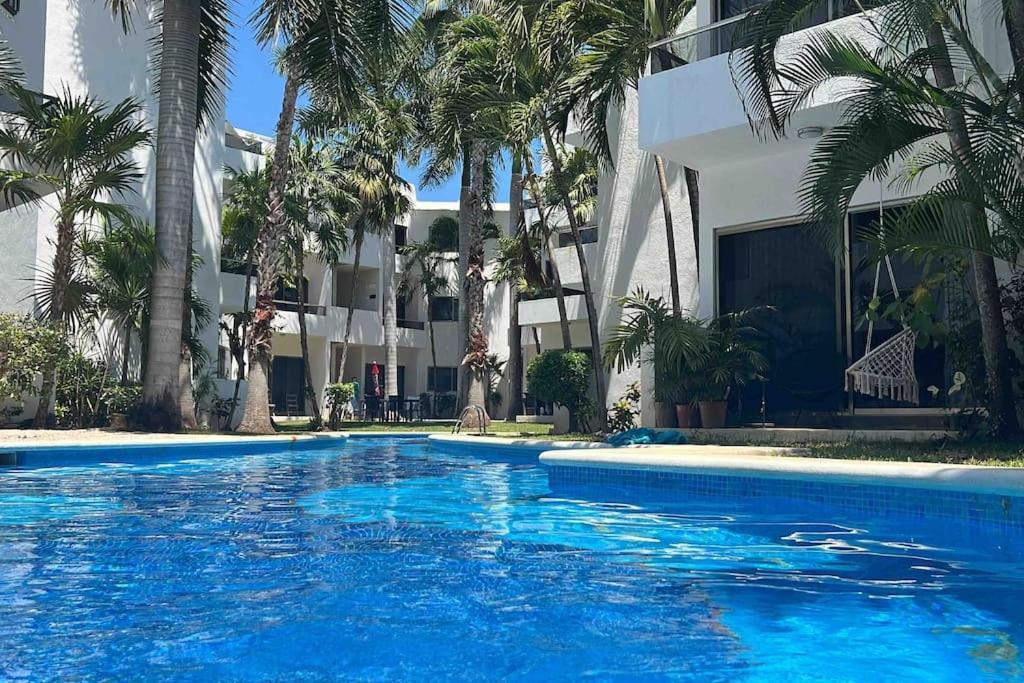 Lovely 2 Bdrm In Gated Community & Pool View Apartment *