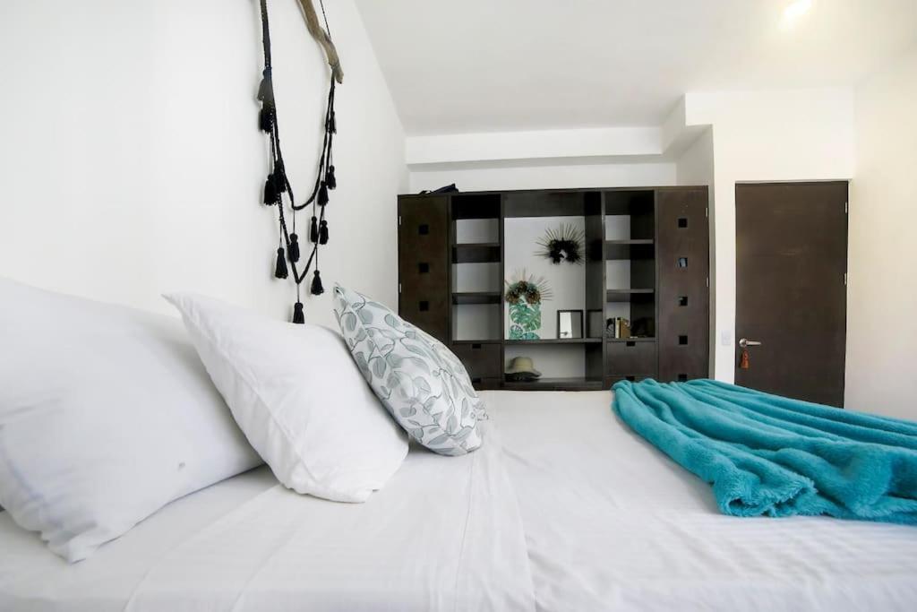 Lovely 2 Bdrm In Gated Community & Pool View Playa del Carmen