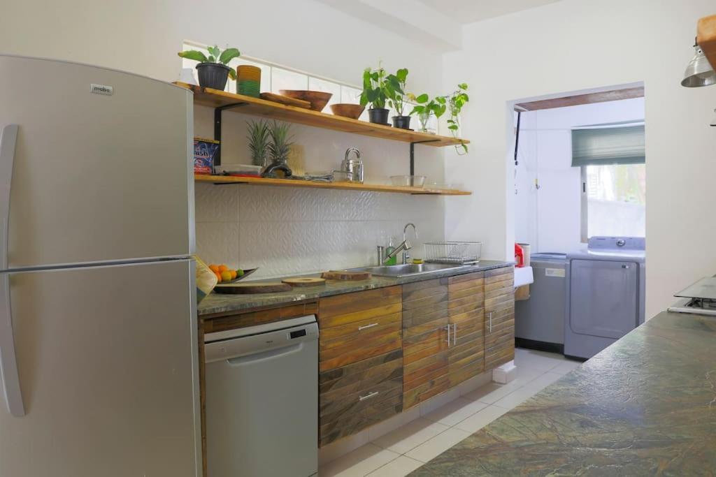 Lovely 2 Bdrm In Gated Community & Pool View Playa del Carmen
