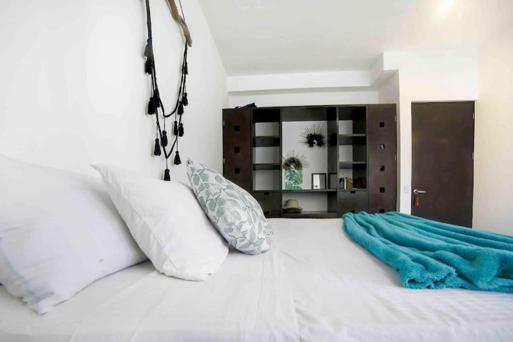 Lovely 2 Bdrm In Gated Community & Pool View Apartment *