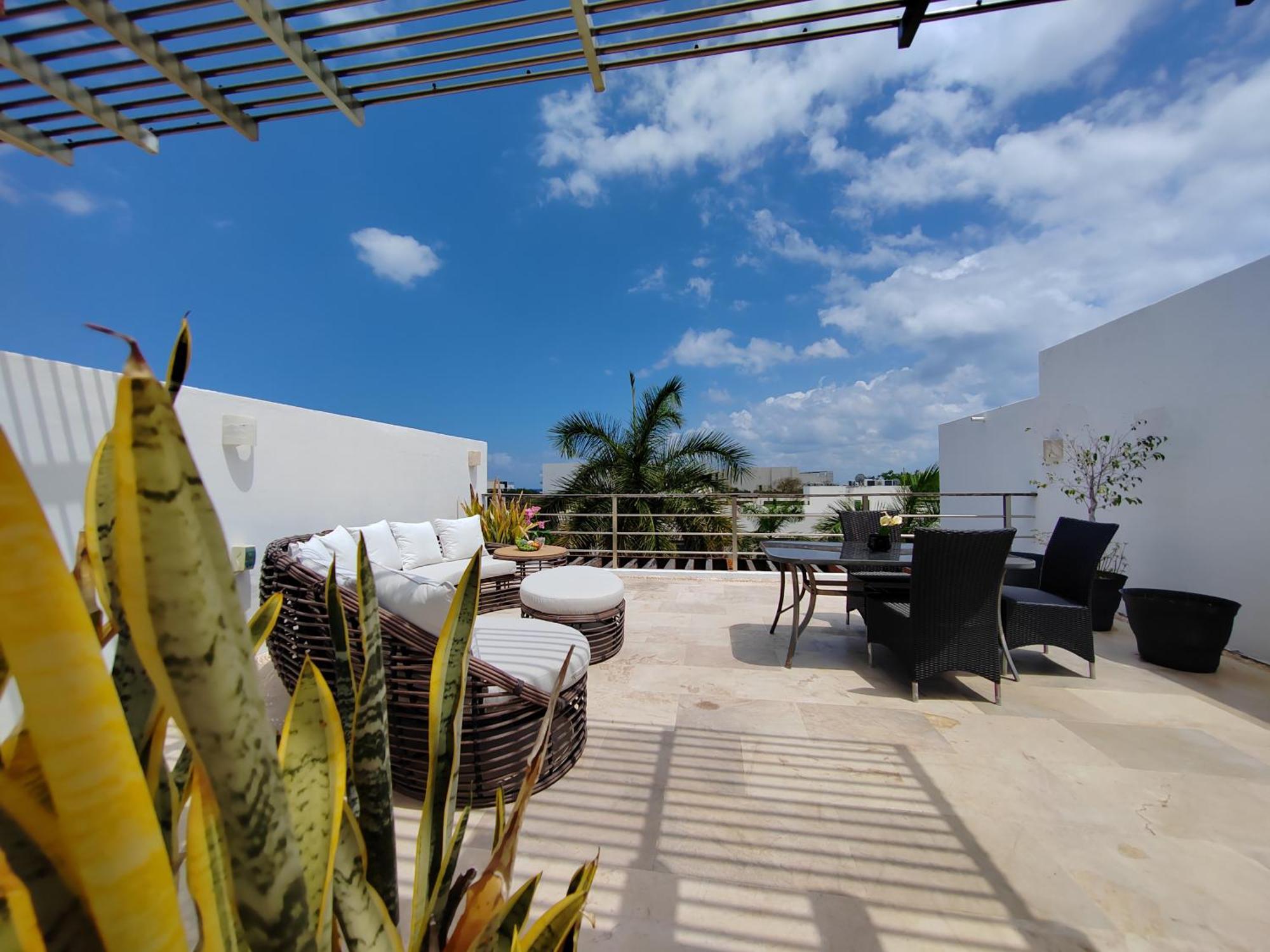 Luxurious & In Playa Steps From The *