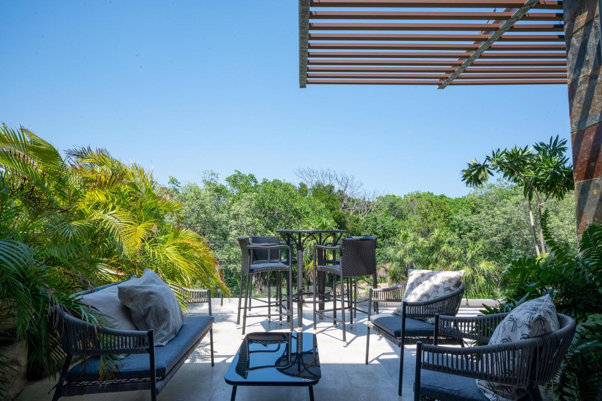 Apartment Spacious & Serene Penthouse With Rooftop, Jungle Views, Prime Location Steps To & 5th Ave *
