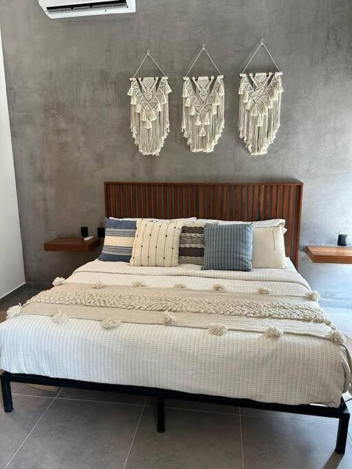 Stylish Condo, 2bdr, Steps To 5th Ave, Close To Beach!