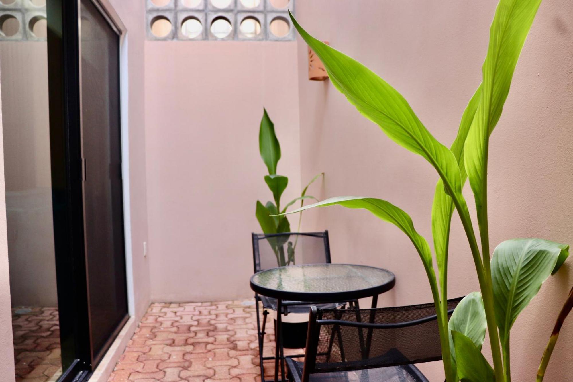 Sunset Kin Apartment