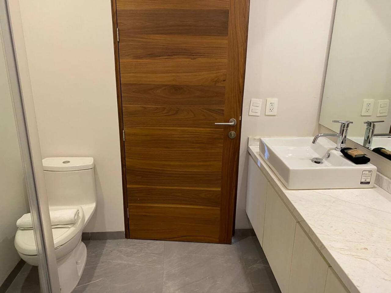 Luxury Private Ac Gym Pool Cine Apartment *