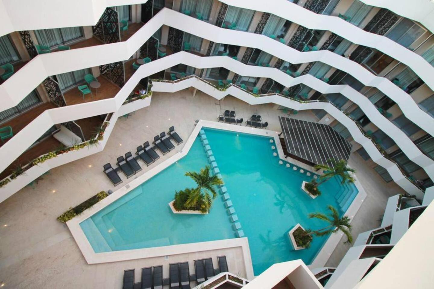 Beautiful And Centric 1br Ph Private Pool Sauna Apartment