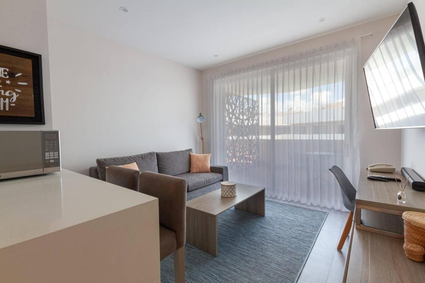 Beautiful And Centric 1br Ph Private Pool Sauna Apartment