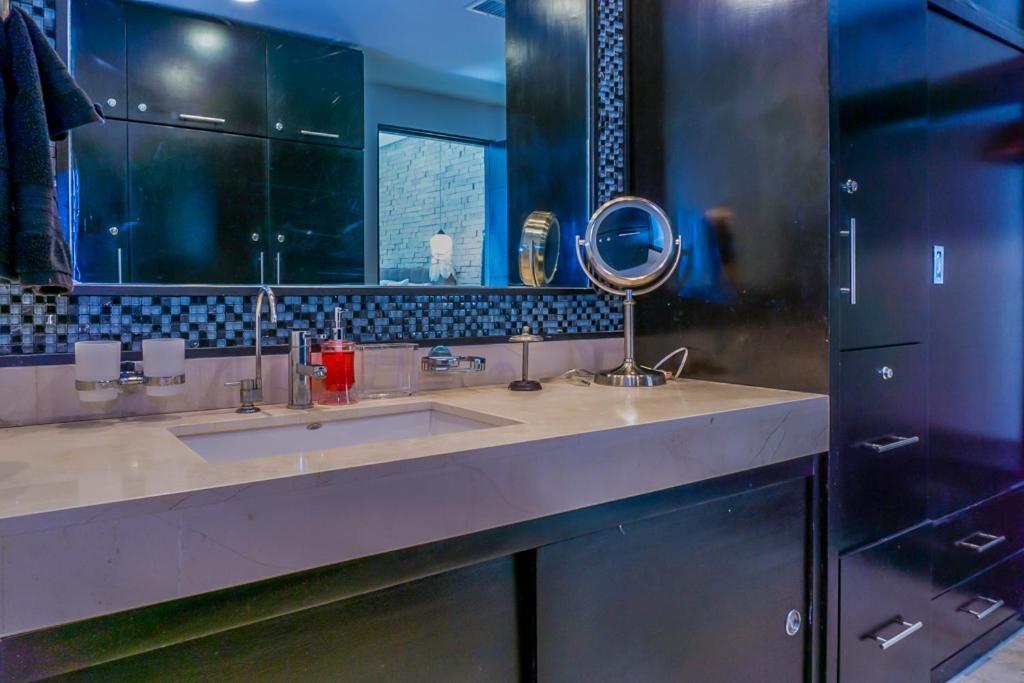 Executive Penthouse With Unobstructed Views At The Elements By Bric Holiday home