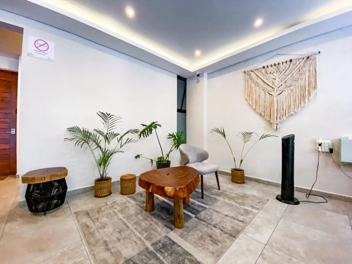 Shiny On 5th Ave With Pool And Gym Steps To * Playa del Carmen