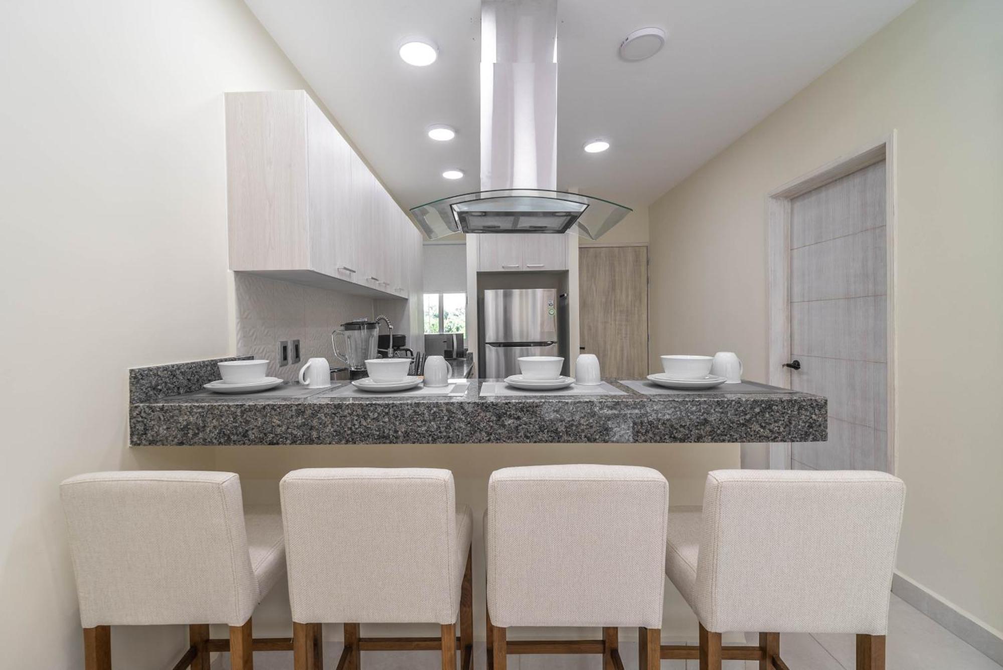 2 Bd With Balcony, Rooftop Pool, Hot Tub, Gym #207 Holiday home *