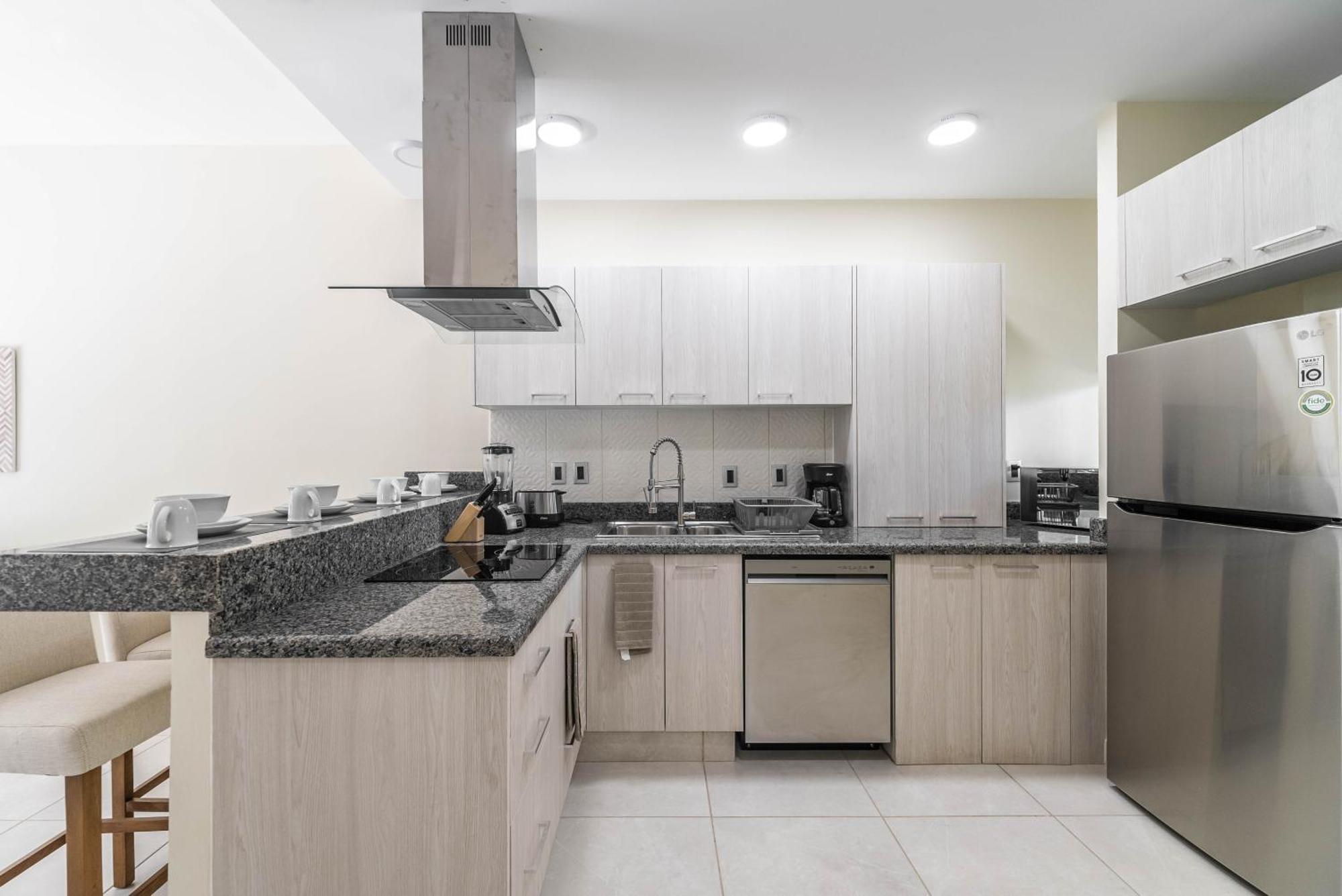 Holiday home 2 Bd With Balcony, Rooftop Pool, Hot Tub, Gym #207