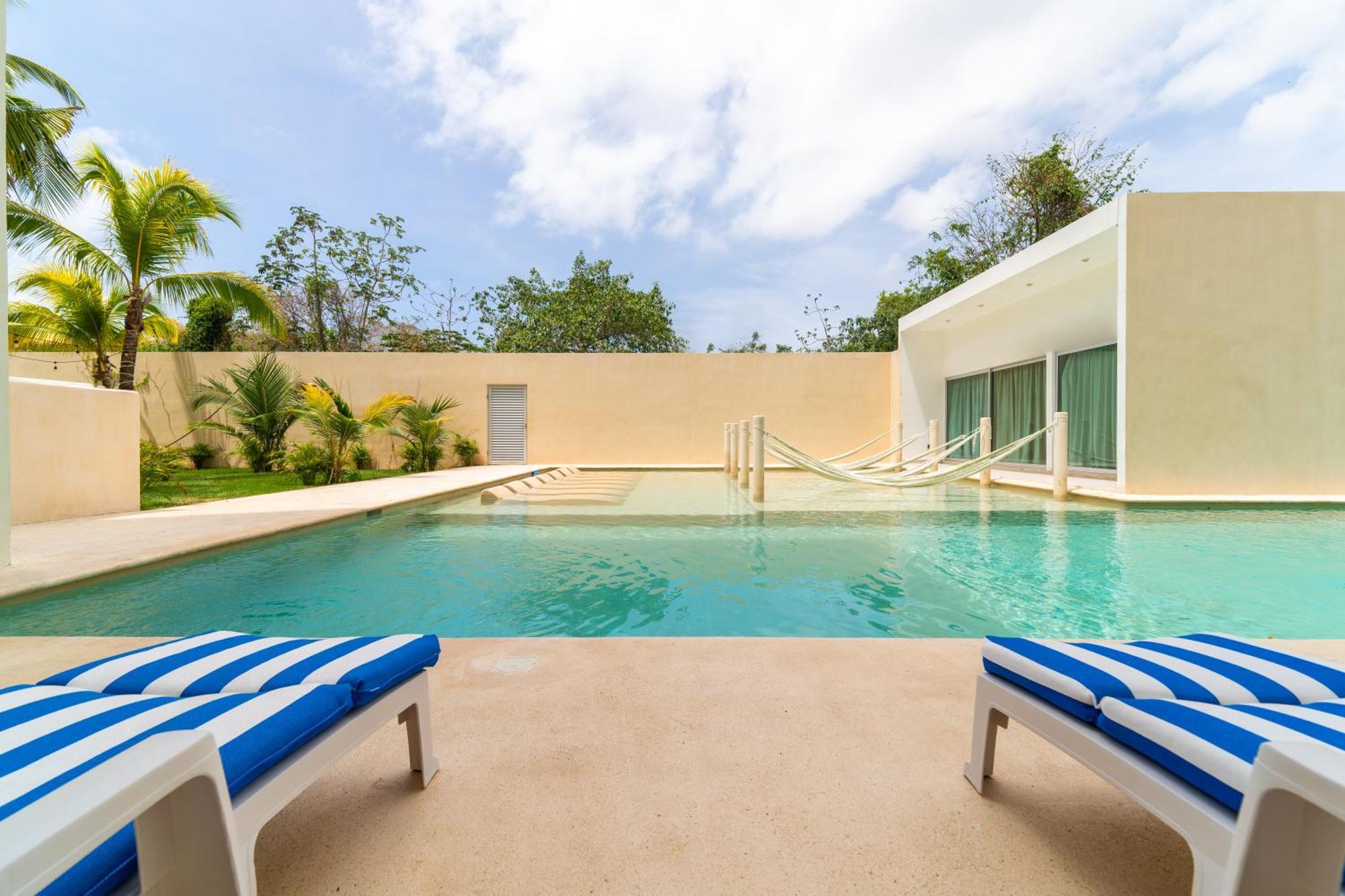 2 Bd With Balcony, Rooftop Pool, Hot Tub, Gym #207 Holiday home