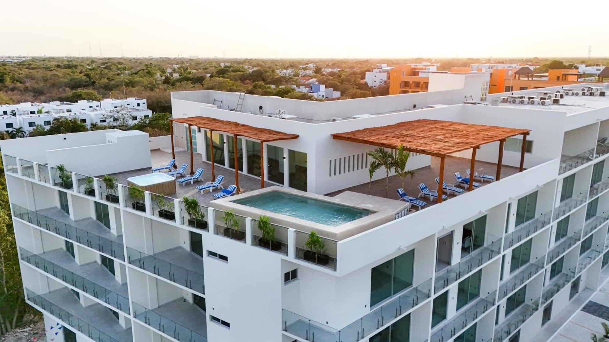 2 Bd With Balcony, Gym, Rooftop Pool, Hot Tub Holiday home *