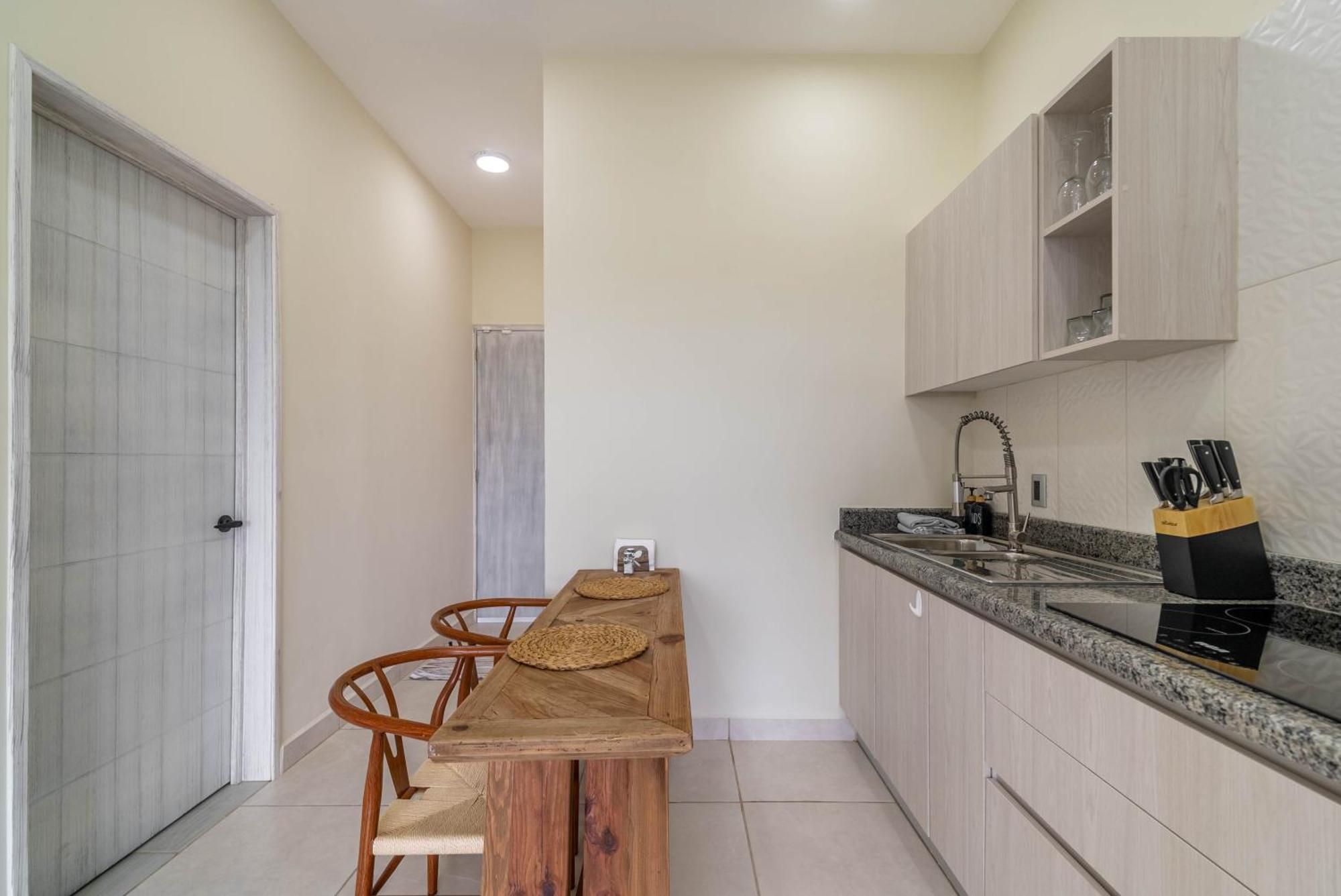 Casa de férias 3 Bd With Balcony, Gym, Rooftop Pool, Hot Tub