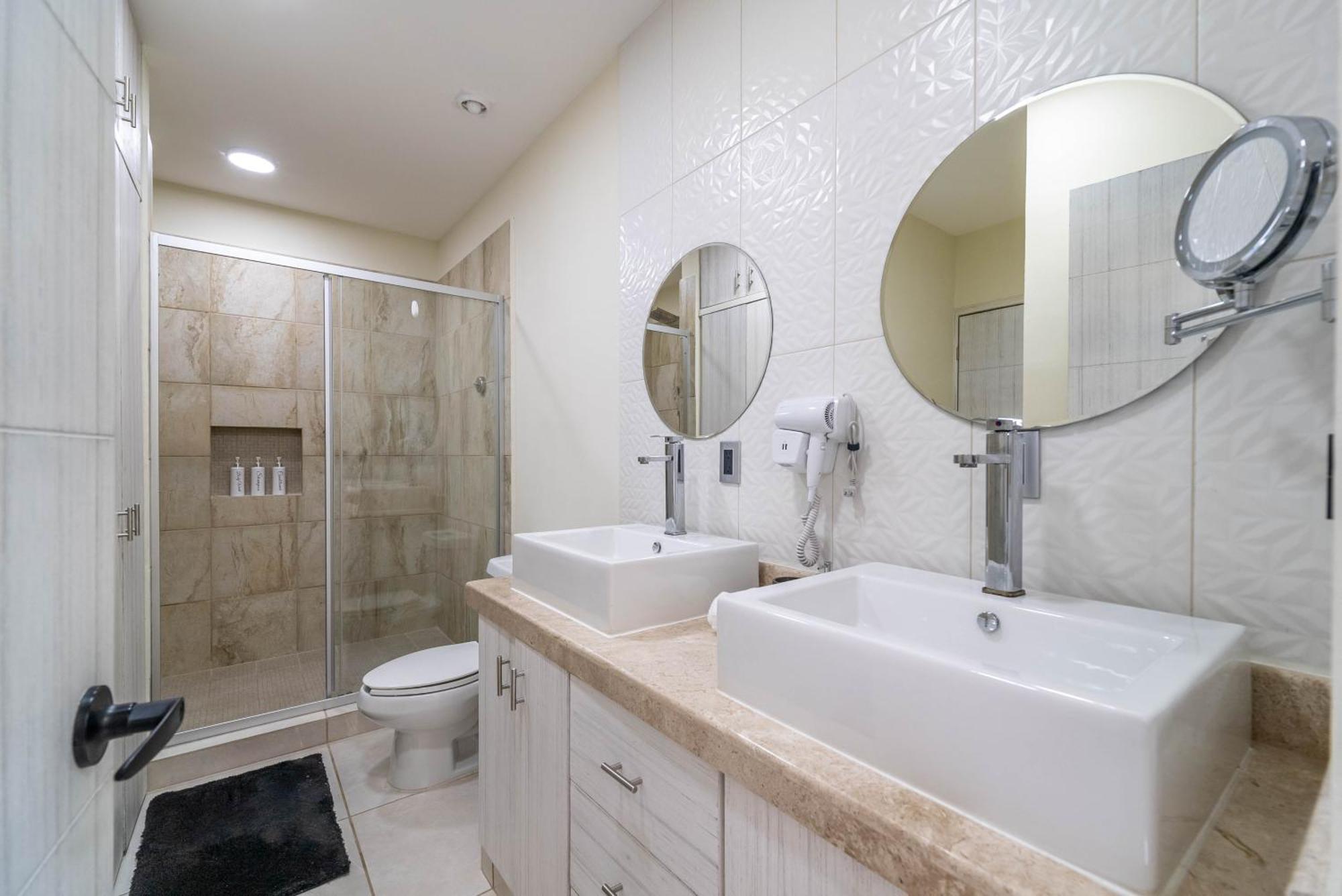 Casa de férias 3 Bd With Balcony, Gym, Rooftop Pool, Hot Tub