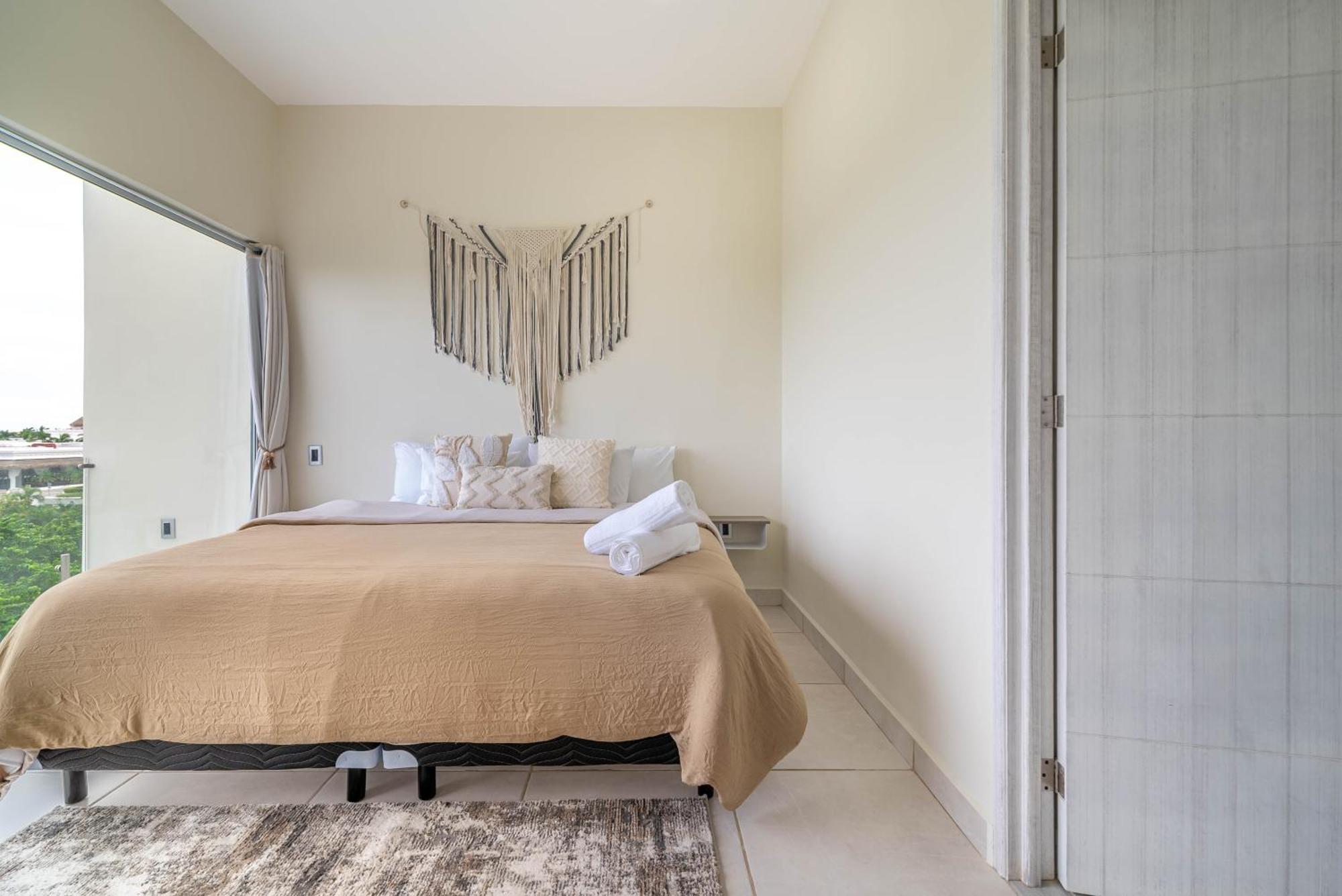 3 Bd With Balcony, Gym, Rooftop Pool, Hot Tub Casa de férias *