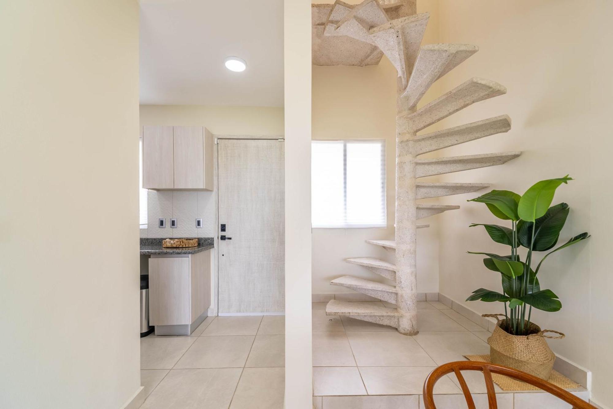 Casa de férias 3 Bd With Balcony, Gym, Rooftop Pool, Hot Tub