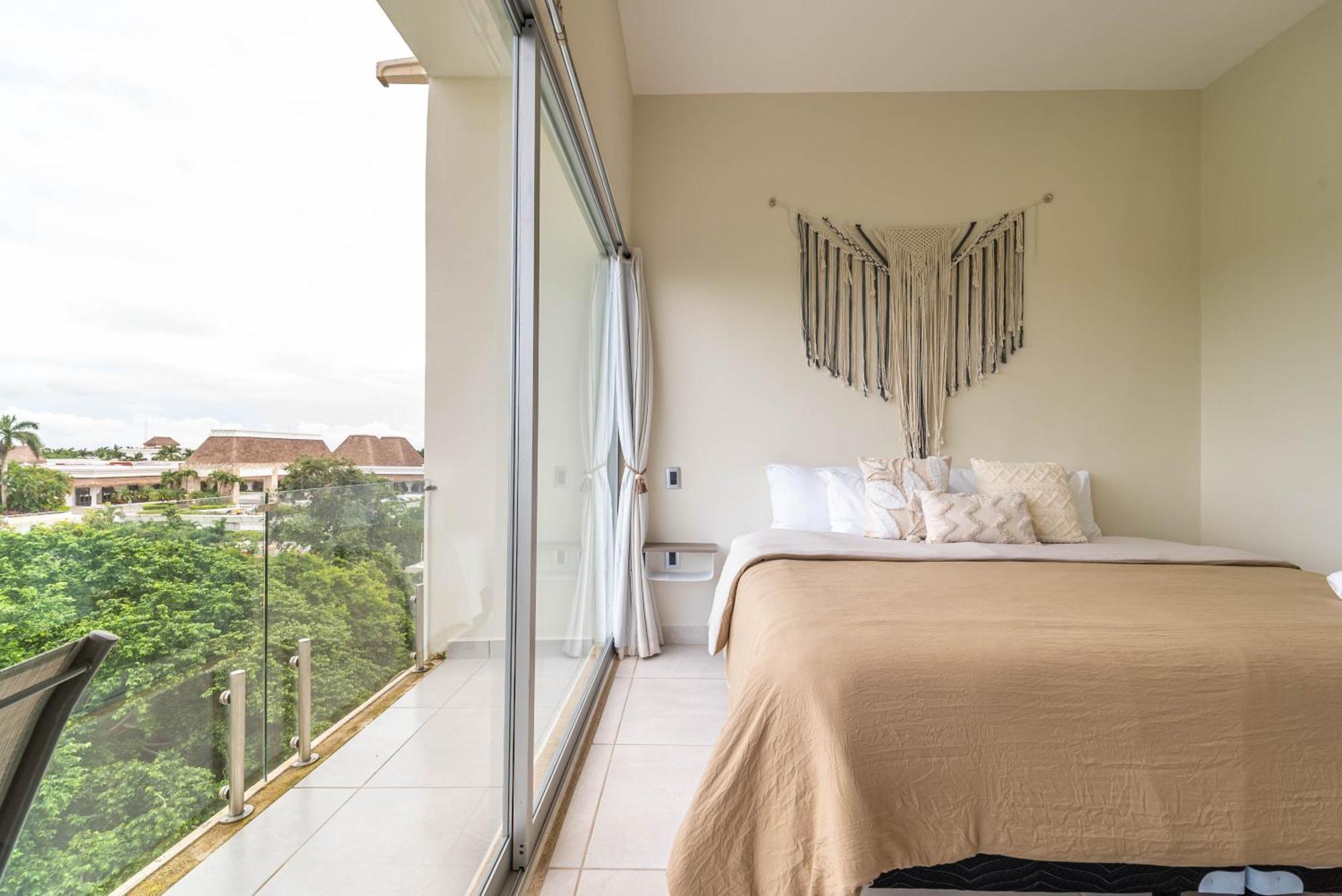 3 Bd With Balcony, Gym, Rooftop Pool, Hot Tub * Playa del Carmen