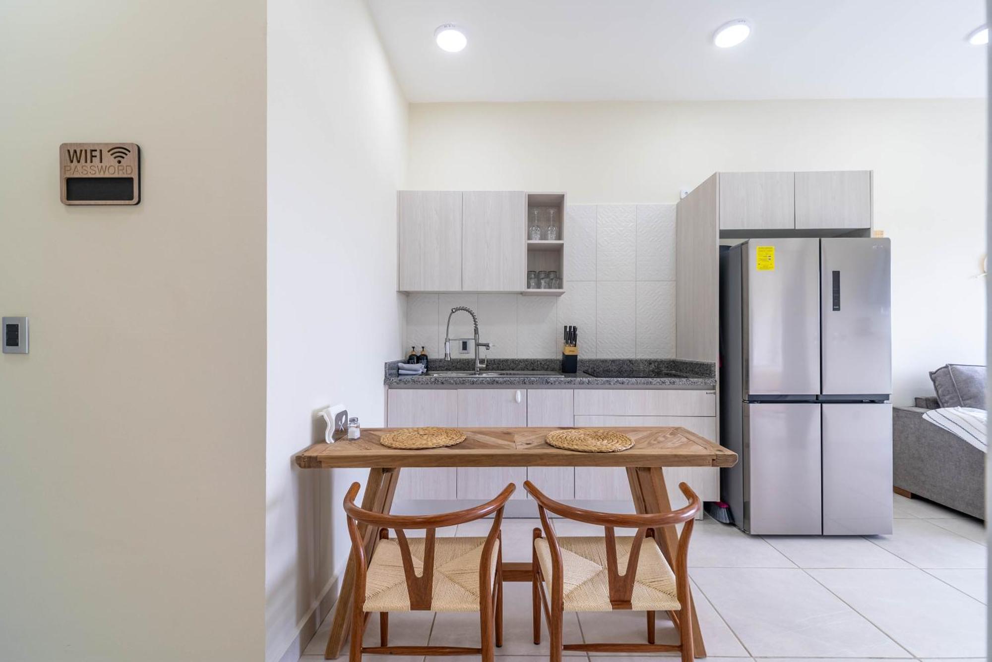 3 Bd With Balcony, Gym, Rooftop Pool, Hot Tub Casa de férias Playa del Carmen