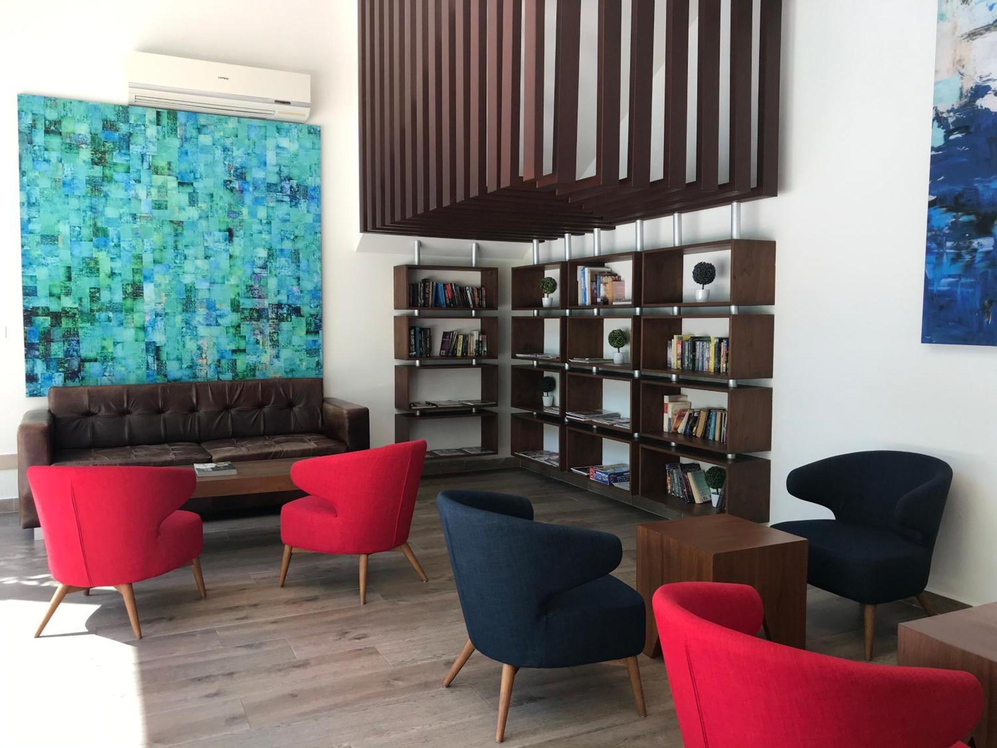 Beautiful Location, Large Pool And Fast 150mg Wifi Apartment *