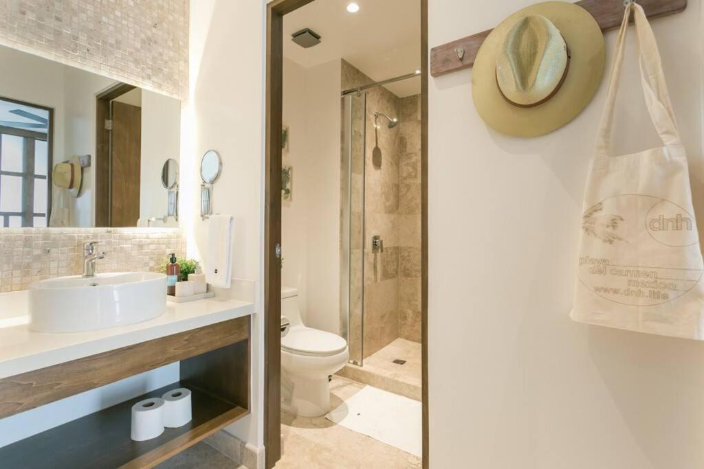 Stylish Condo, Location & Impressive Pools Apartment