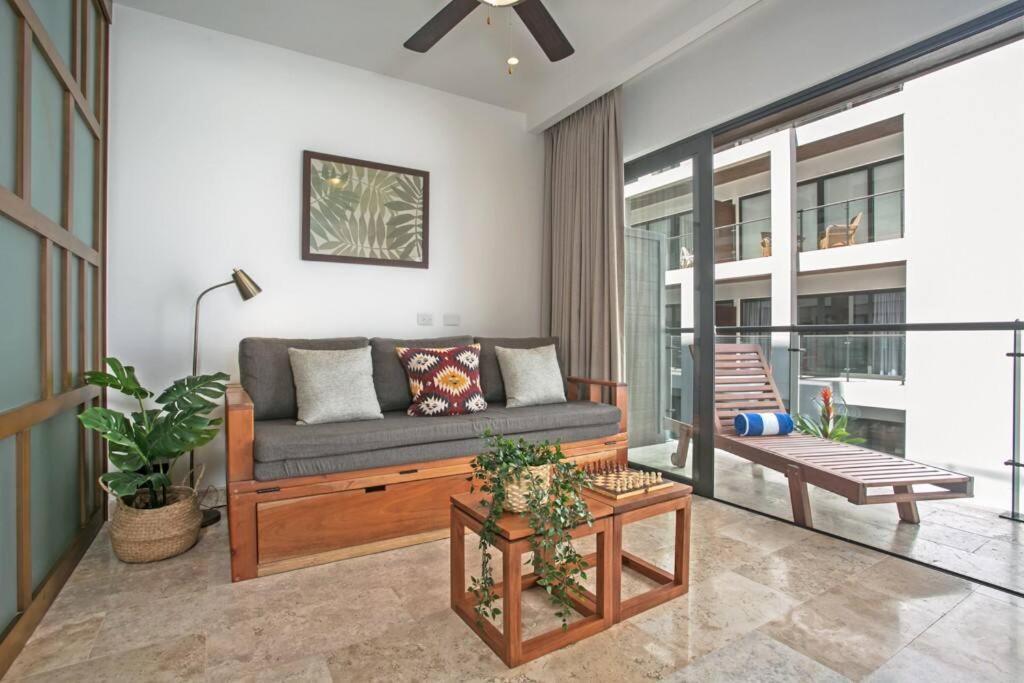 Stylish Condo, Location & Impressive Pools Apartment