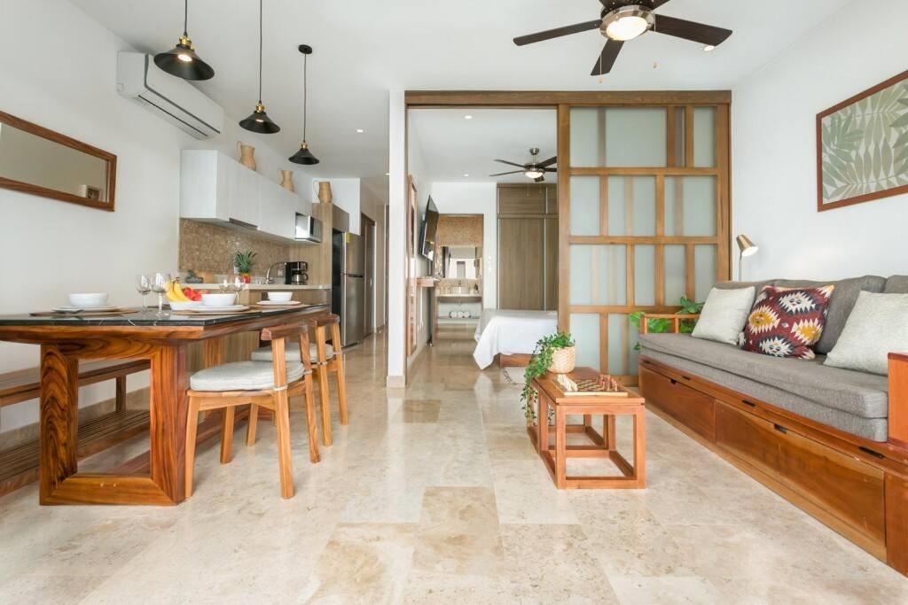 Stylish Condo, Location & Impressive Pools Apartment *