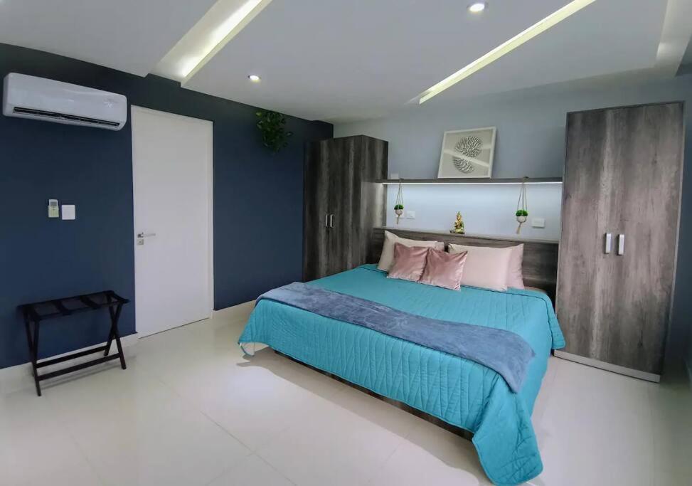 5th Ave - Gym - Pool - Rooftop Apartment *