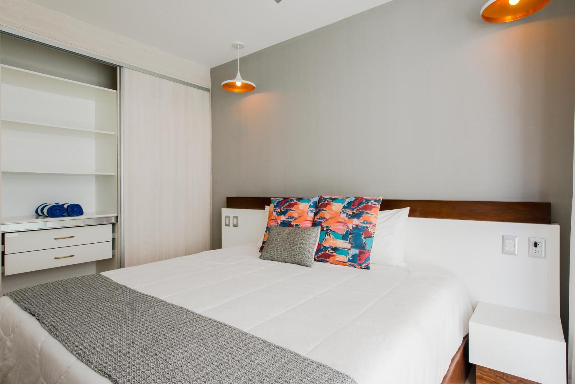 Сasa de vacaciones With Roof Pool Half Block To 5th Ave