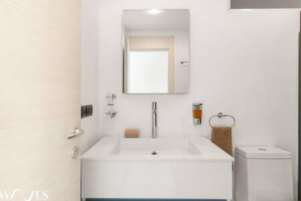 1 Br. W5th Avenue View Steps From The Apartment *