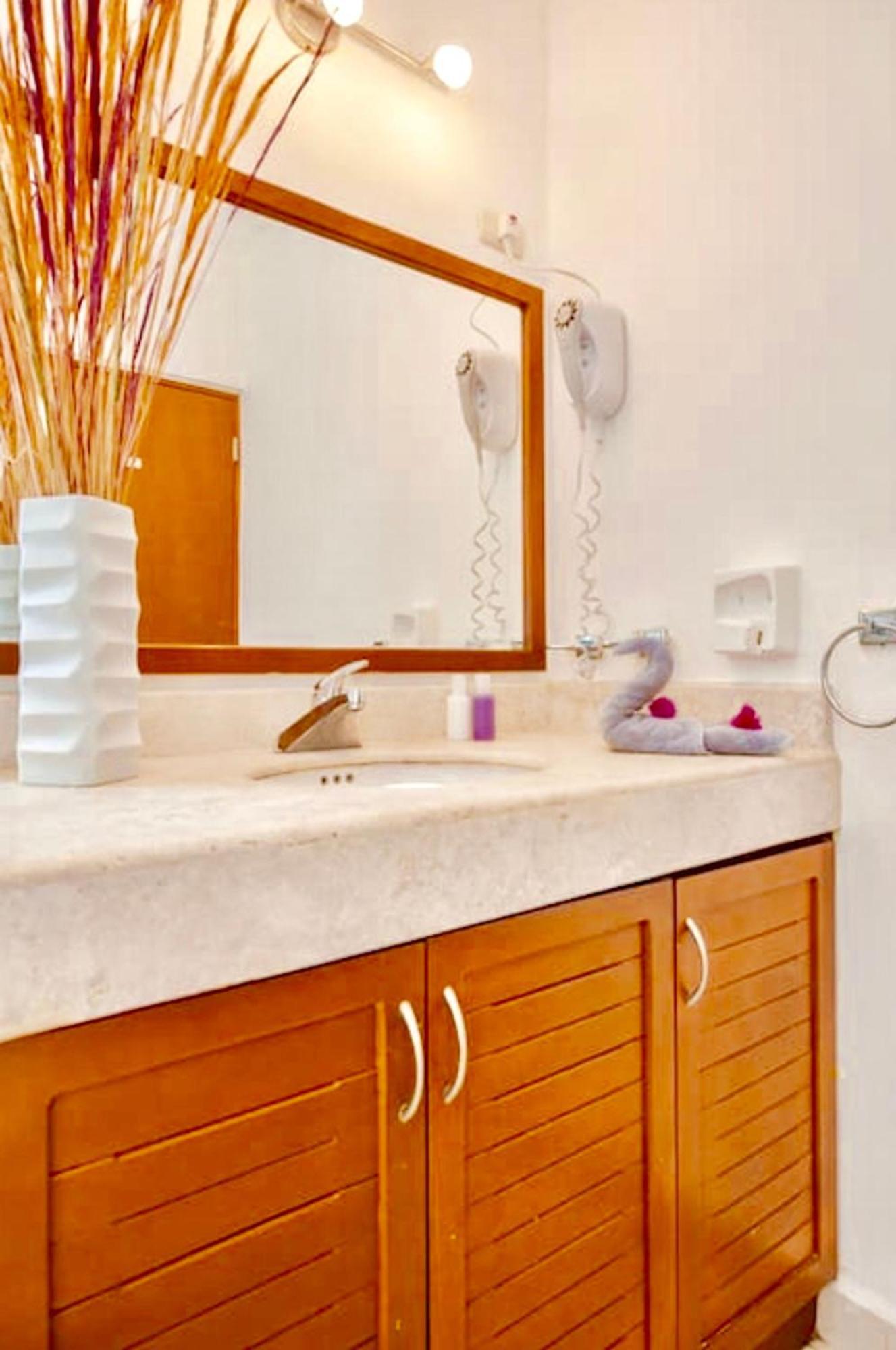 Executive Budget With Swimming Pool Air Conditioning And Parking Guest house