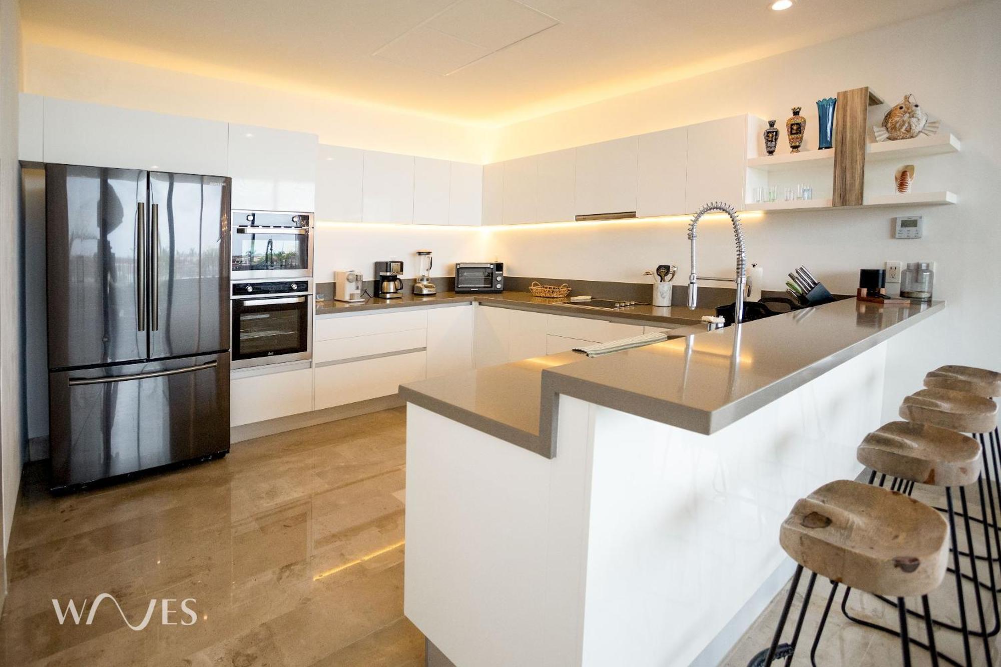 Apartment 3 Br. Ocean Front Ph With Stunning Views *
