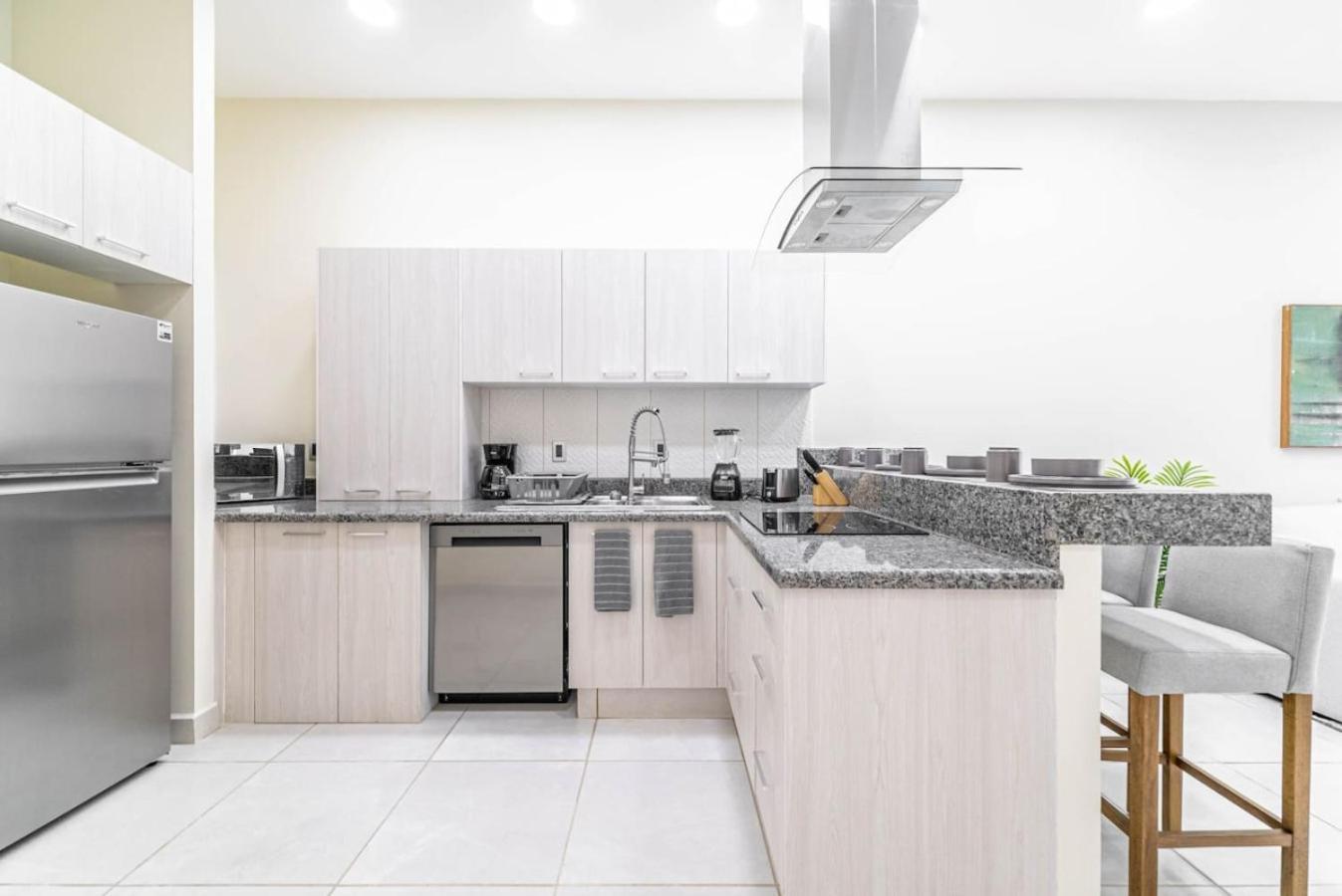2 Bd With Balcony Gym Rooftop Pool Holiday home *