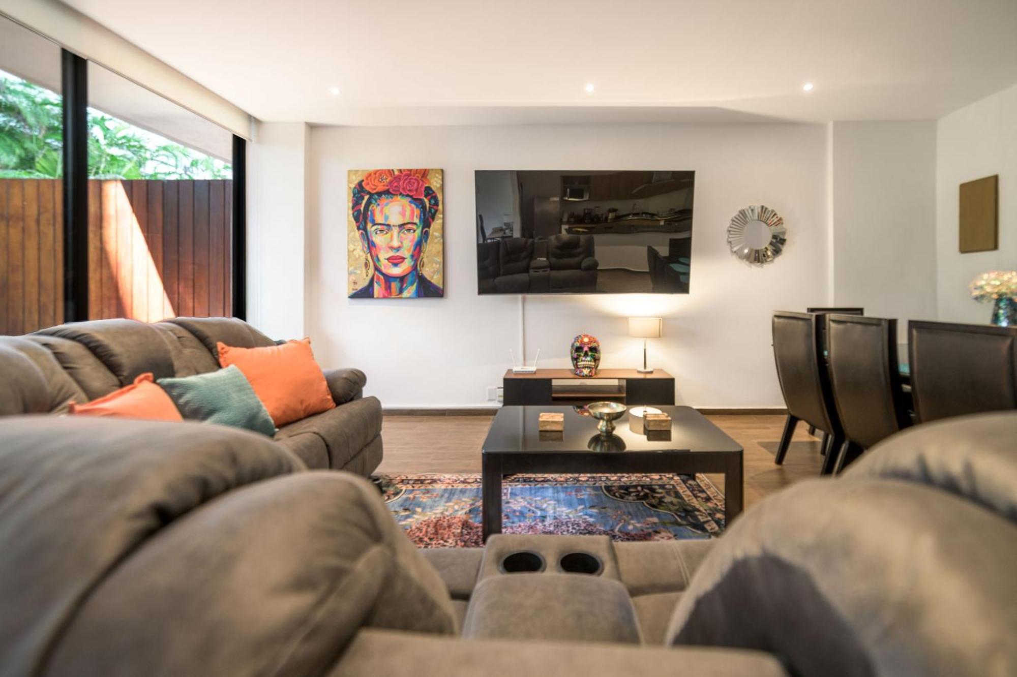 Apartment Spacious 200m From & 5th Ave