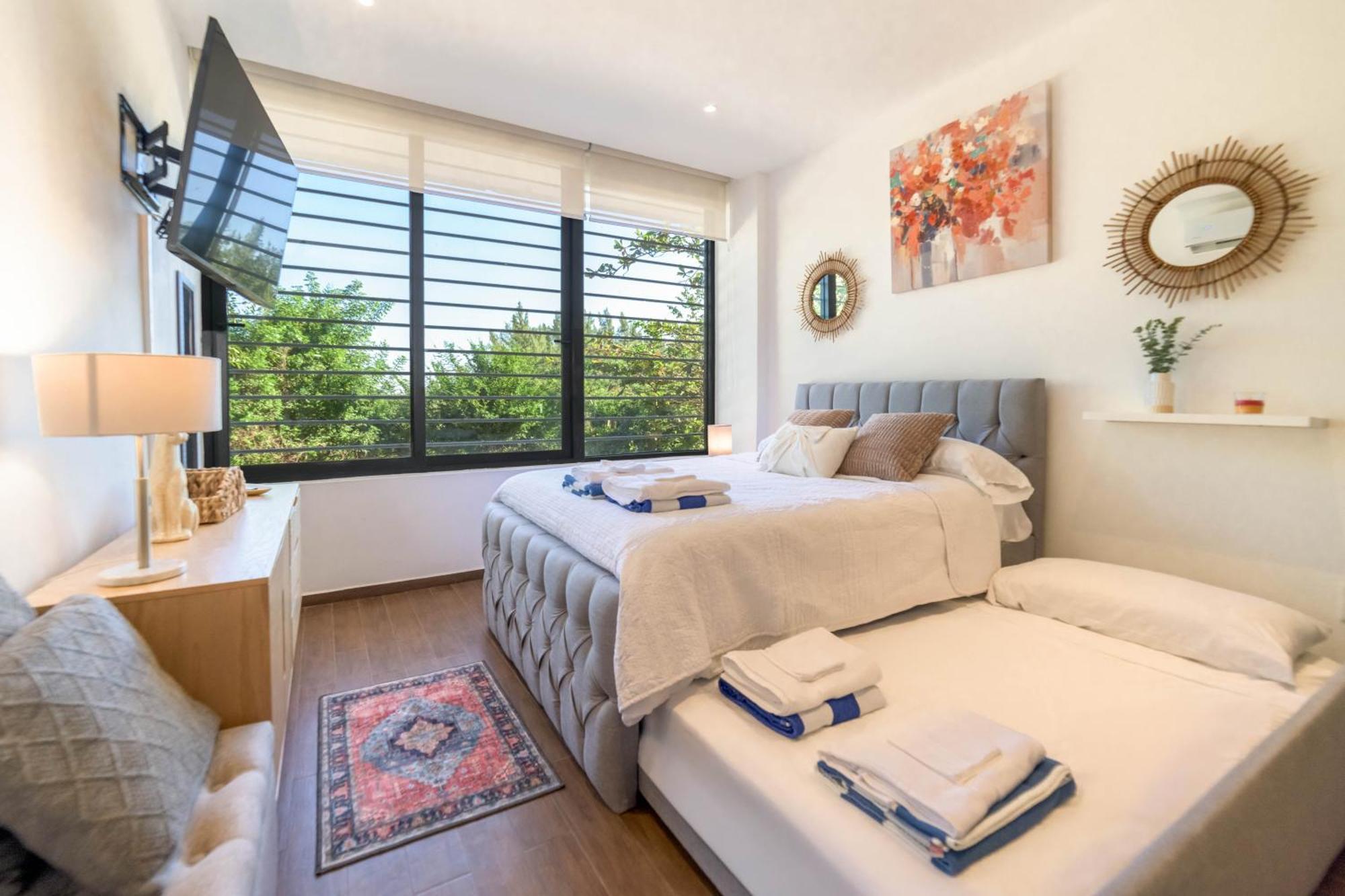 Spacious 200m From & 5th Ave Apartment