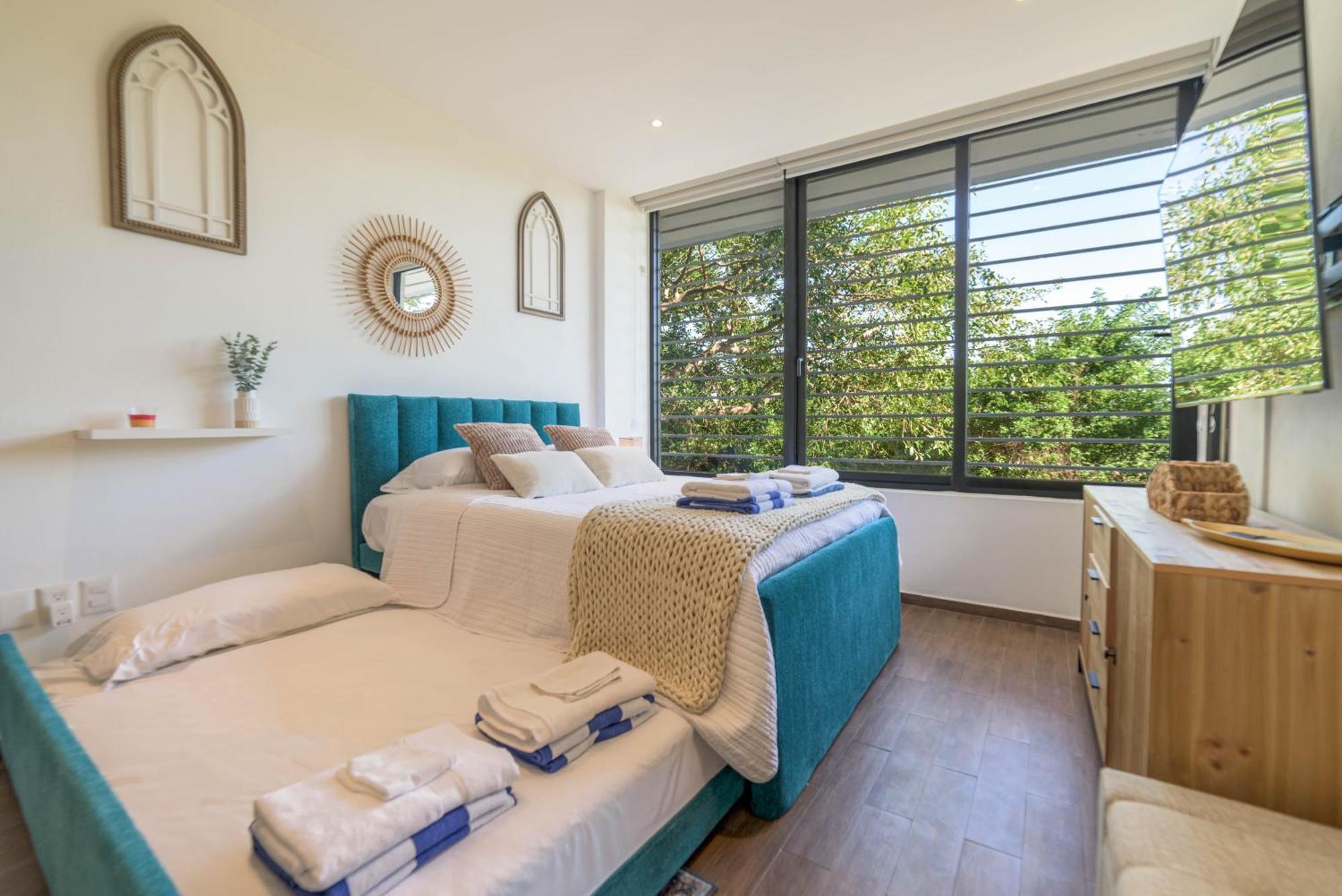Spacious 200m From & 5th Ave Apartment *
