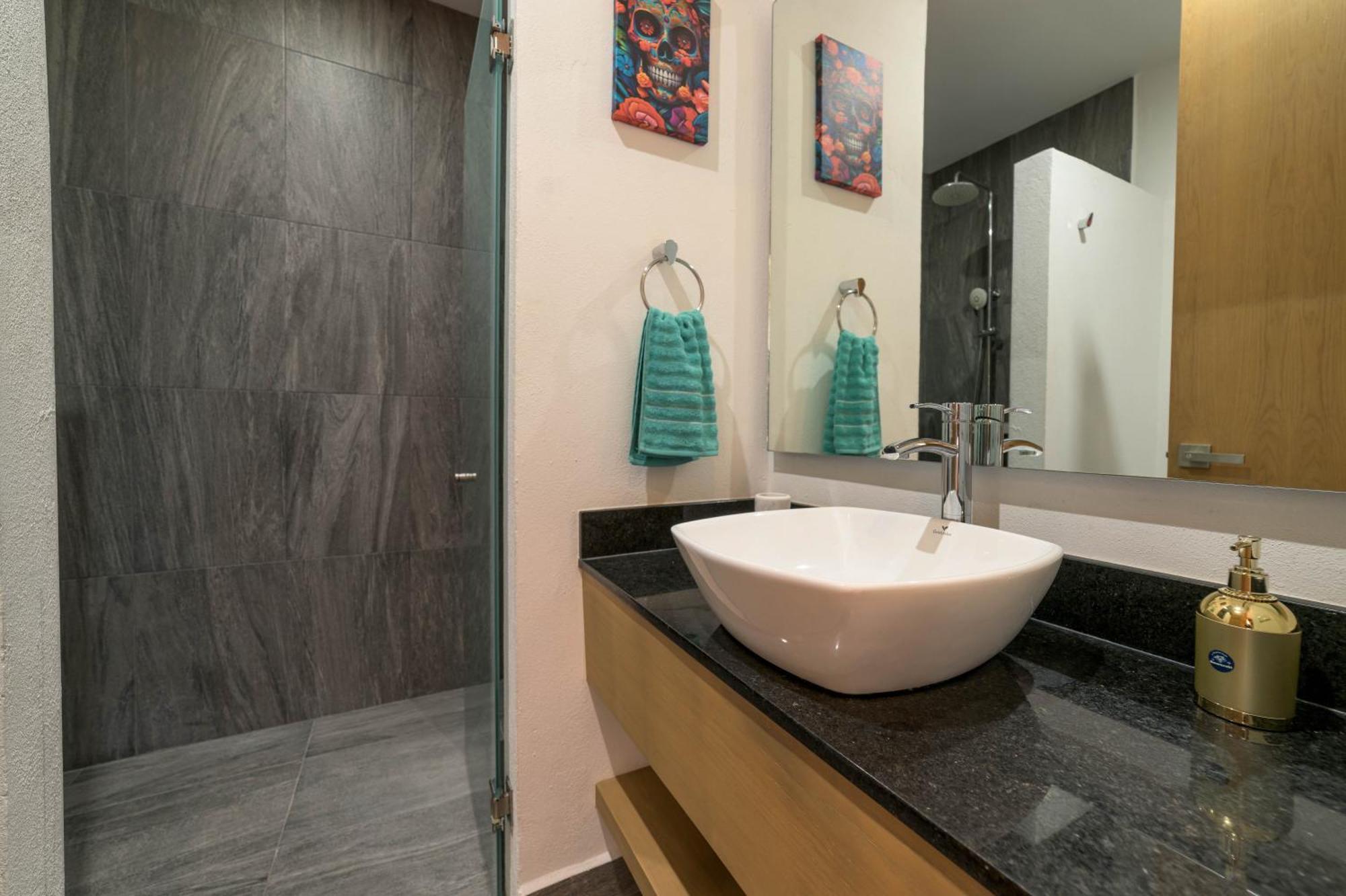 Apartment Spacious 200m From & 5th Ave
