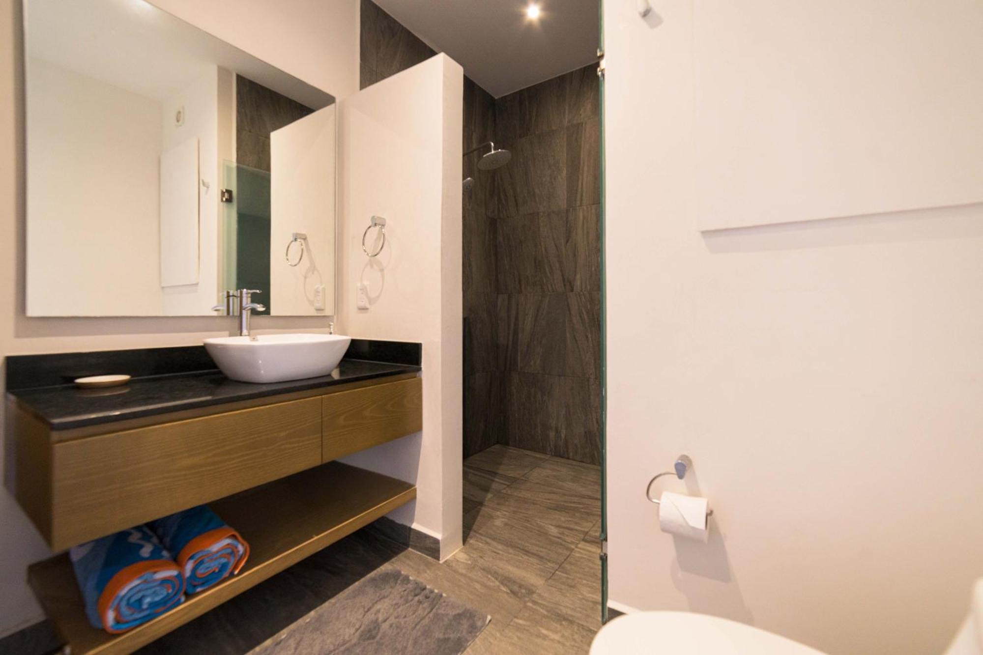 Modern 200m From & 5th Ave Apartment *
